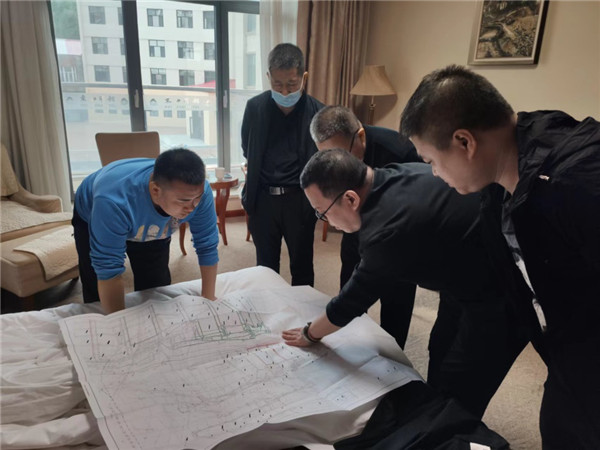 山東科技大學(xué)實(shí)用礦山壓力研究中心主任石永奎教授、郝建博士應(yīng)邀赴龍煤雙鴨山礦業(yè)集團(tuán)進(jìn)行技術(shù)交流