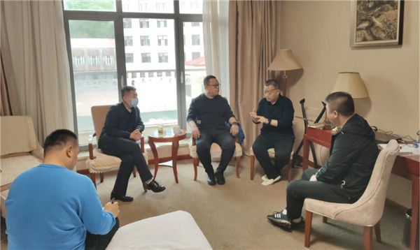 山東科技大學實用礦山壓力研究中心主任石永奎教授、郝建博士應邀赴龍煤雙鴨山礦業(yè)集團進行技術交流